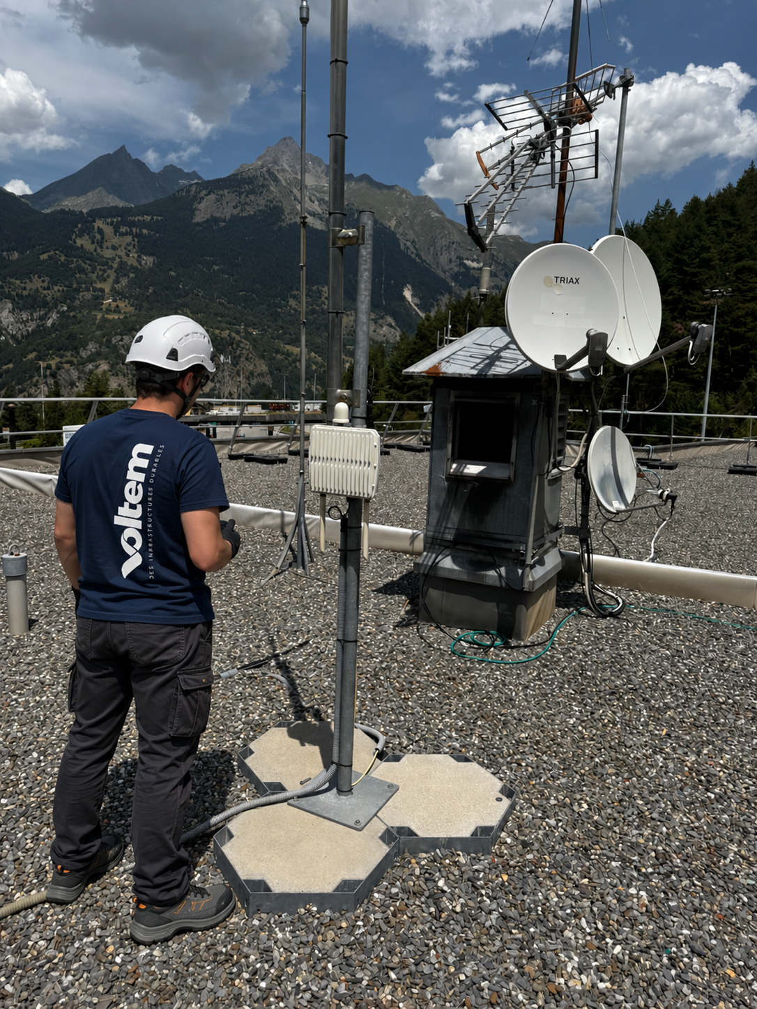 Opérateur VOLTEM contrôlant une installation LoRaWAN sur une toiture technique