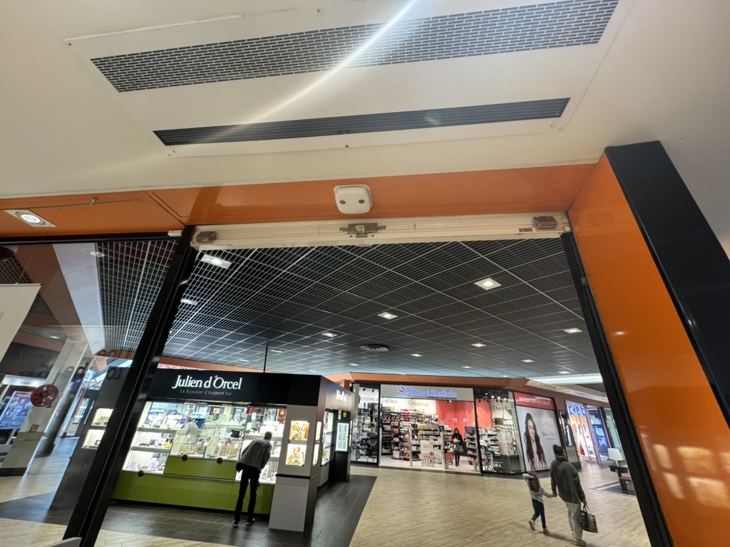 Capteur implanté au-dessus de l’entrée de la zone retail