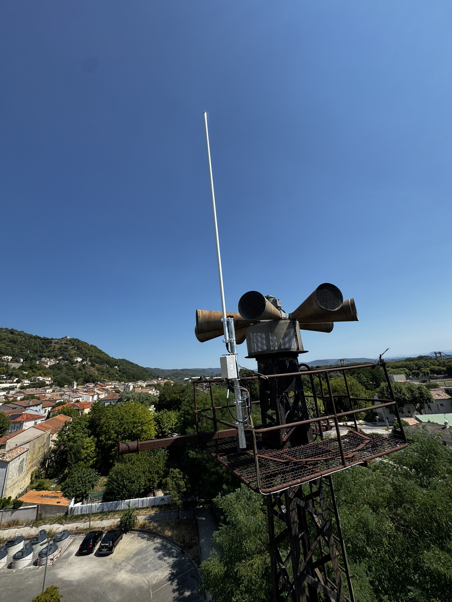 Antenne installée par VOLTEM sur un pylône historique au Teil