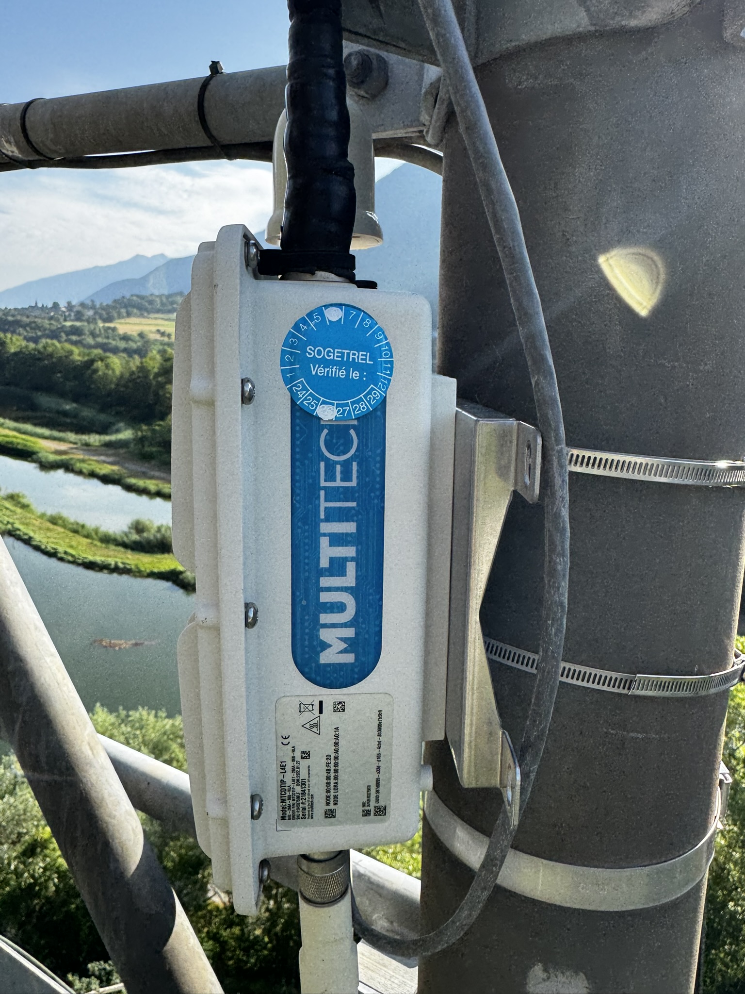Détail d’une passerelle LoRaWAN MultiTech fixée sur un point haut