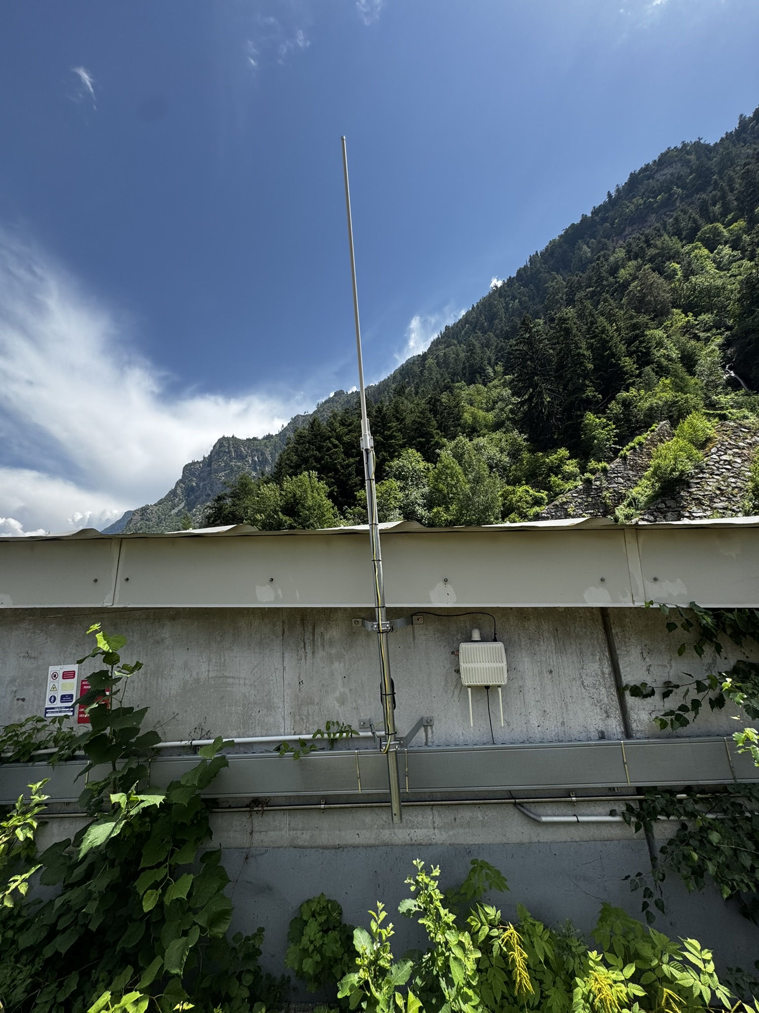 Passerelle et antenne LoRaWAN installées en environnement de montagne