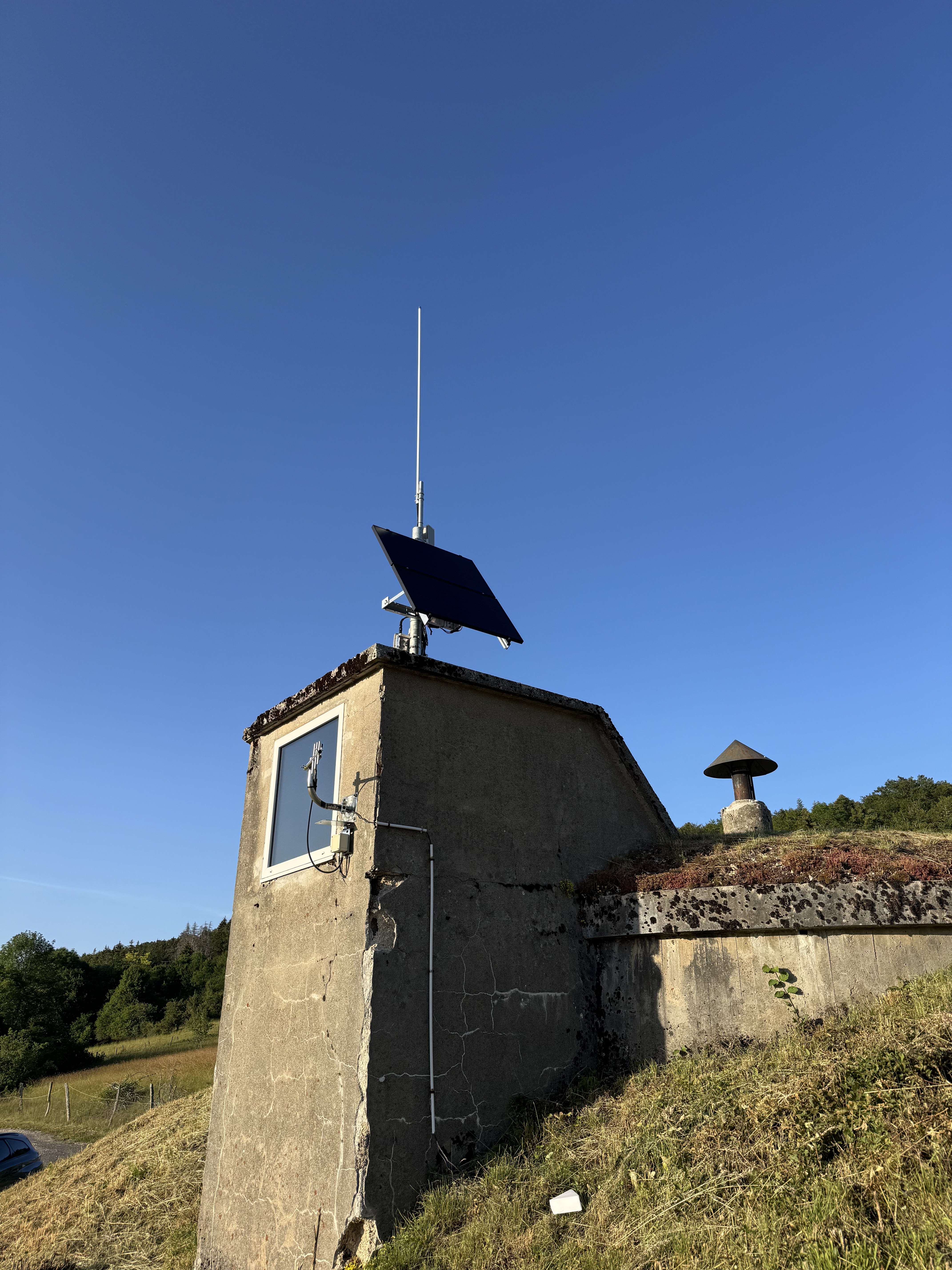 Site LoRaWAN autonome implanté sur un petit ouvrage isolé