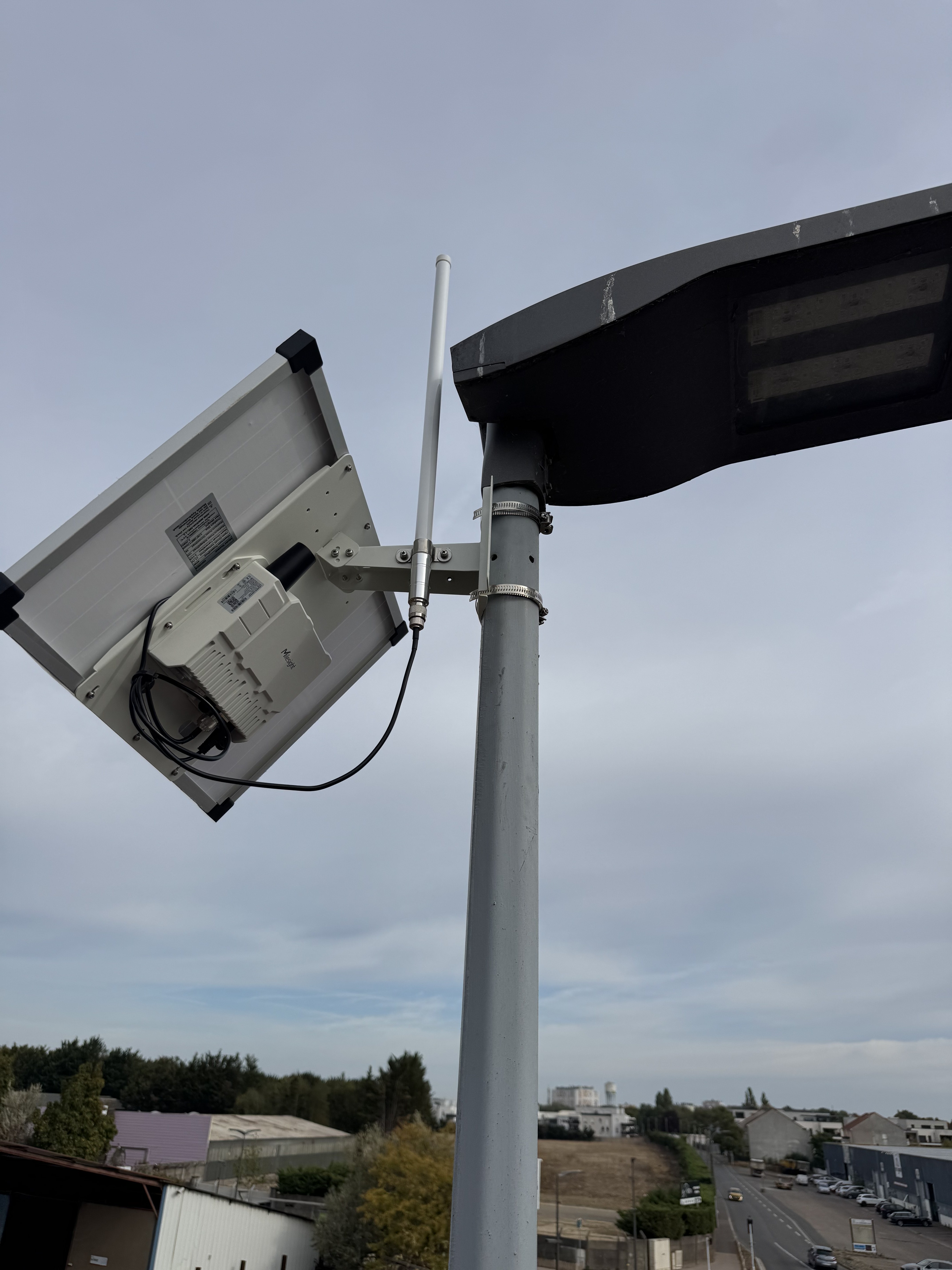 Passerelle et antenne LoRaWAN intégrées à un mât d’éclairage existant