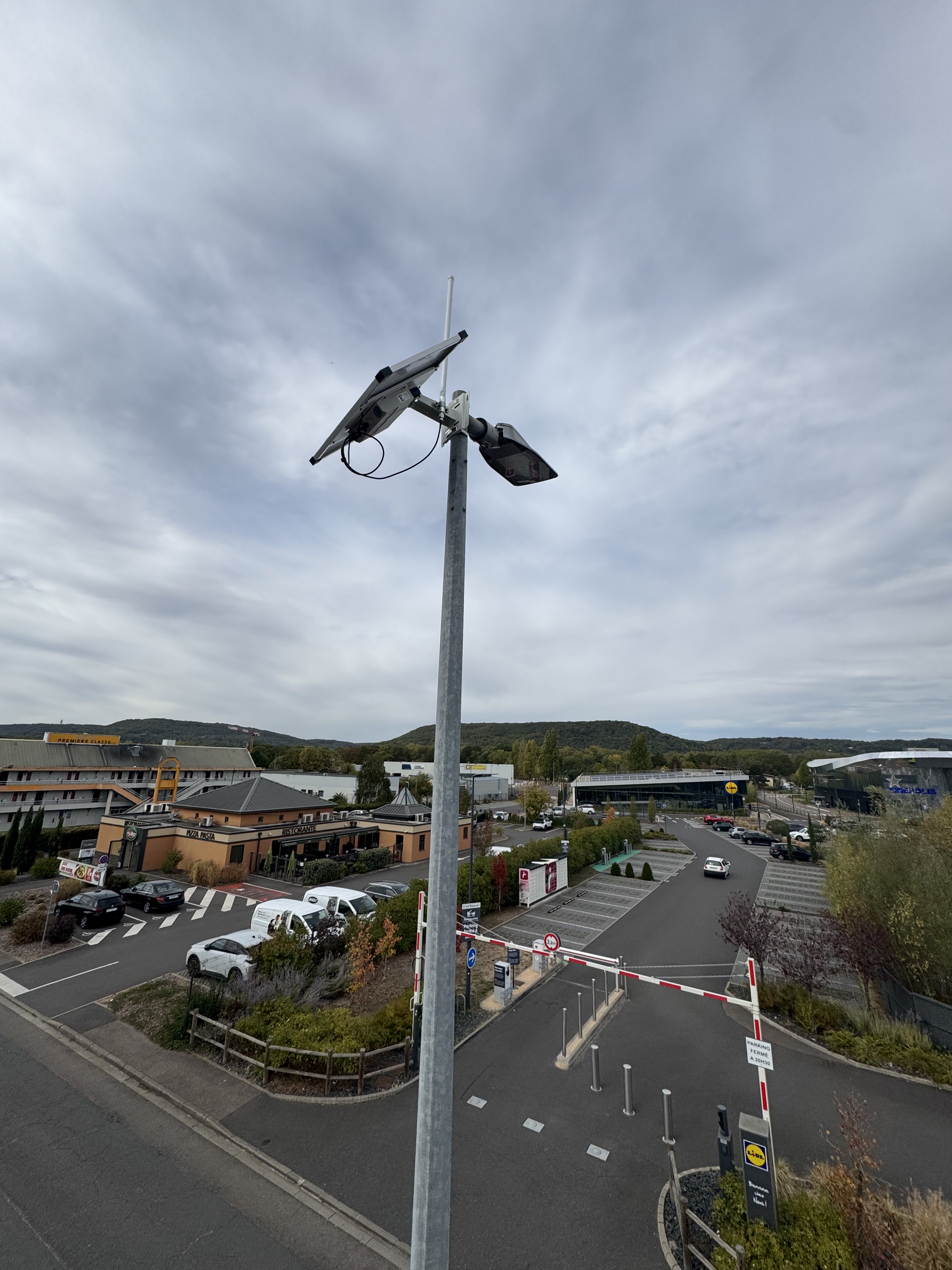 Installation LoRaWAN autonome associant panneau solaire, antenne et éclairage sur mât