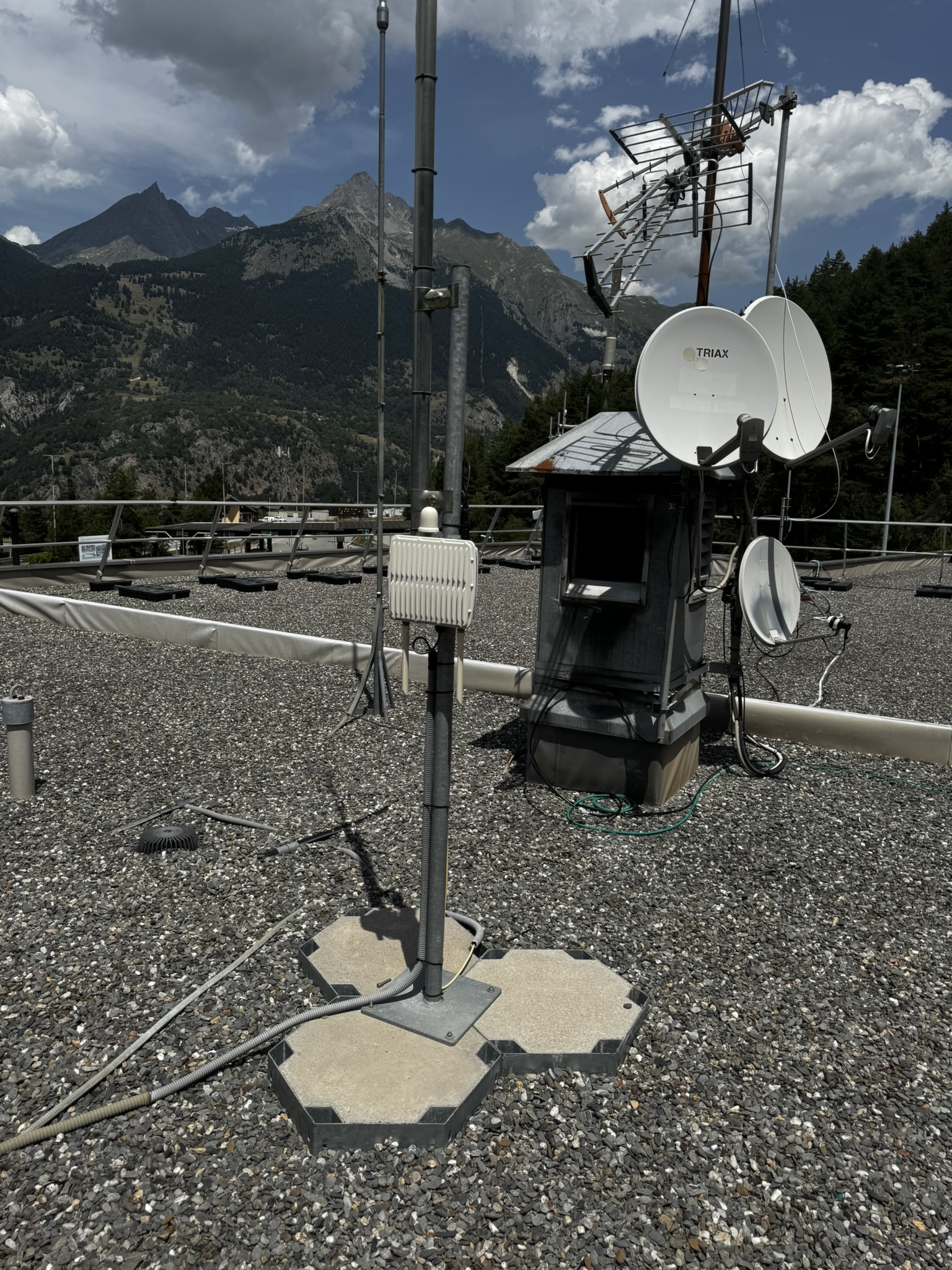 Passerelle LoRaWAN intégrée à une toiture accueillant plusieurs équipements techniques