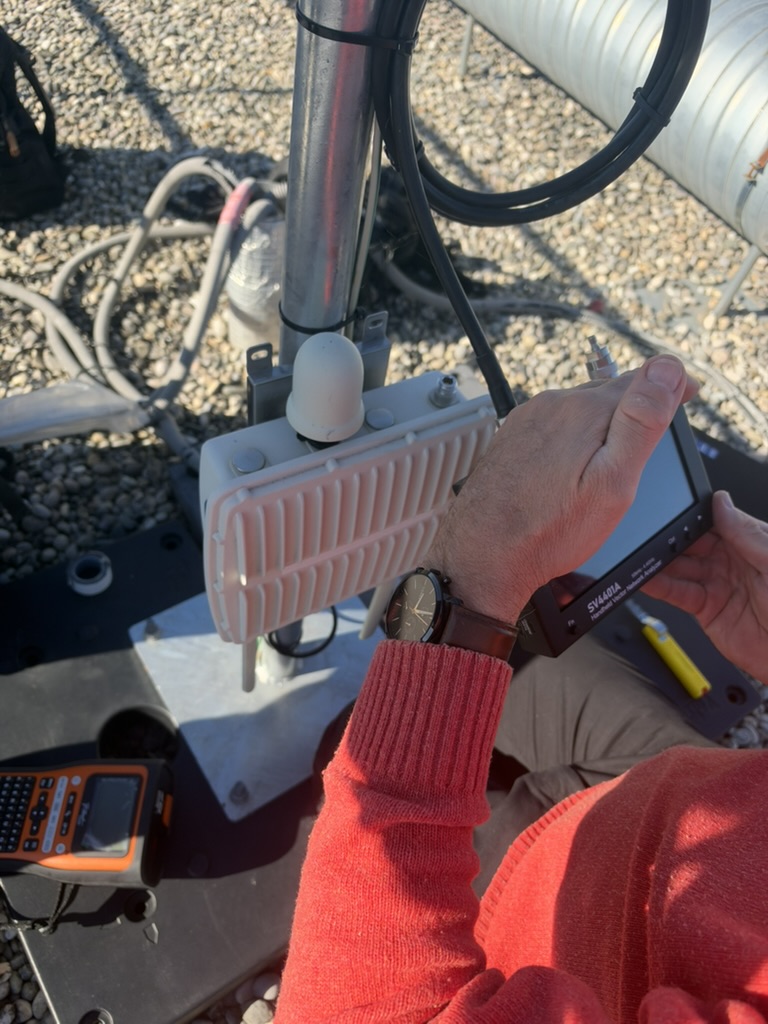 Contrôle radio et vérification de la passerelle sur une toiture technique