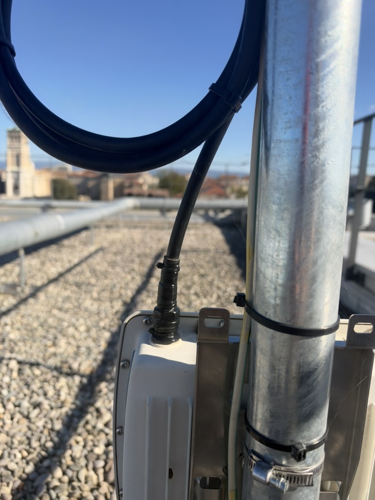 Inspection du raccordement coaxial et de la fixation de la passerelle