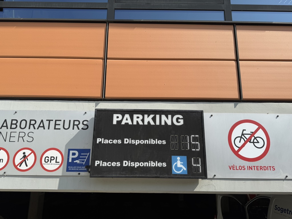 Afficheur de disponibilité remis en service sur un parking supervisé