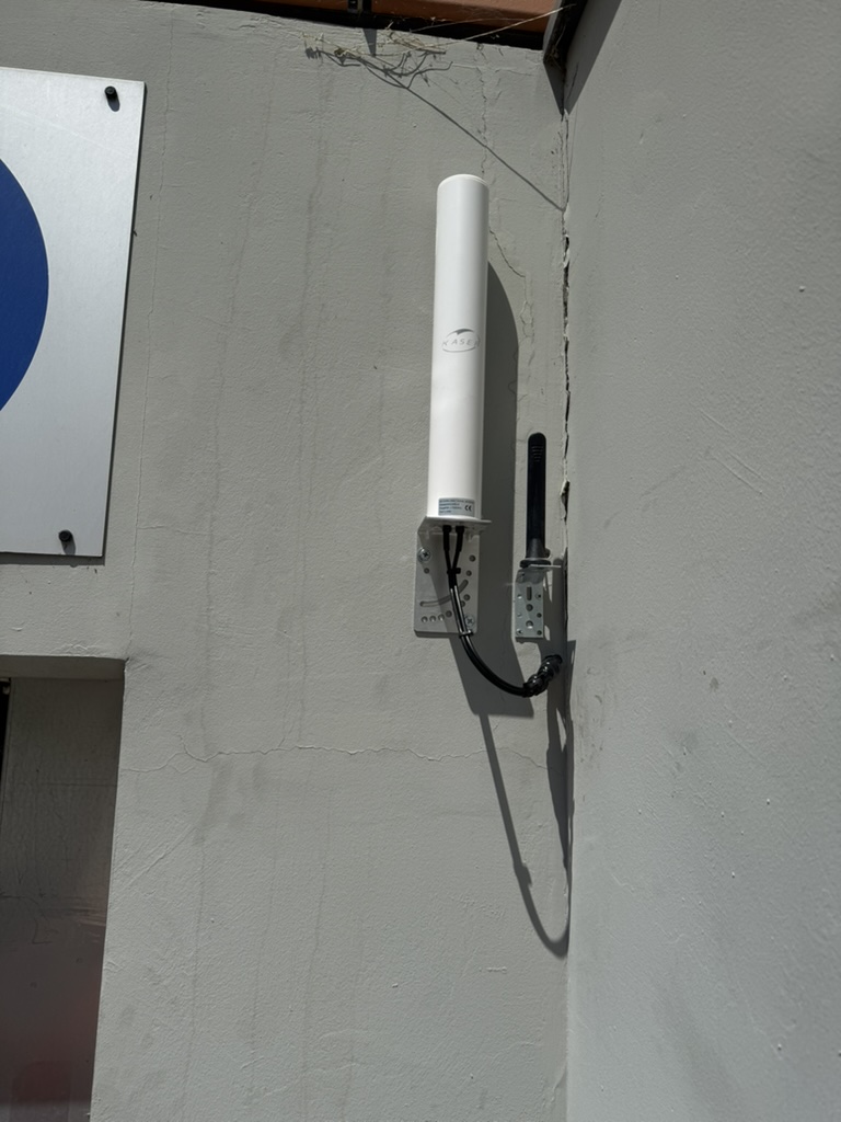 Antennes radio assurant la communication des équipements du parking