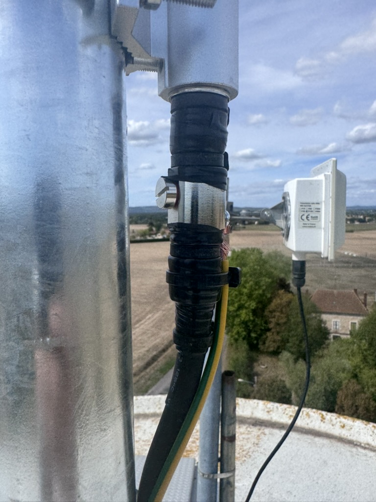 Détail du raccordement extérieur et de la mise à la terre à Sevrey