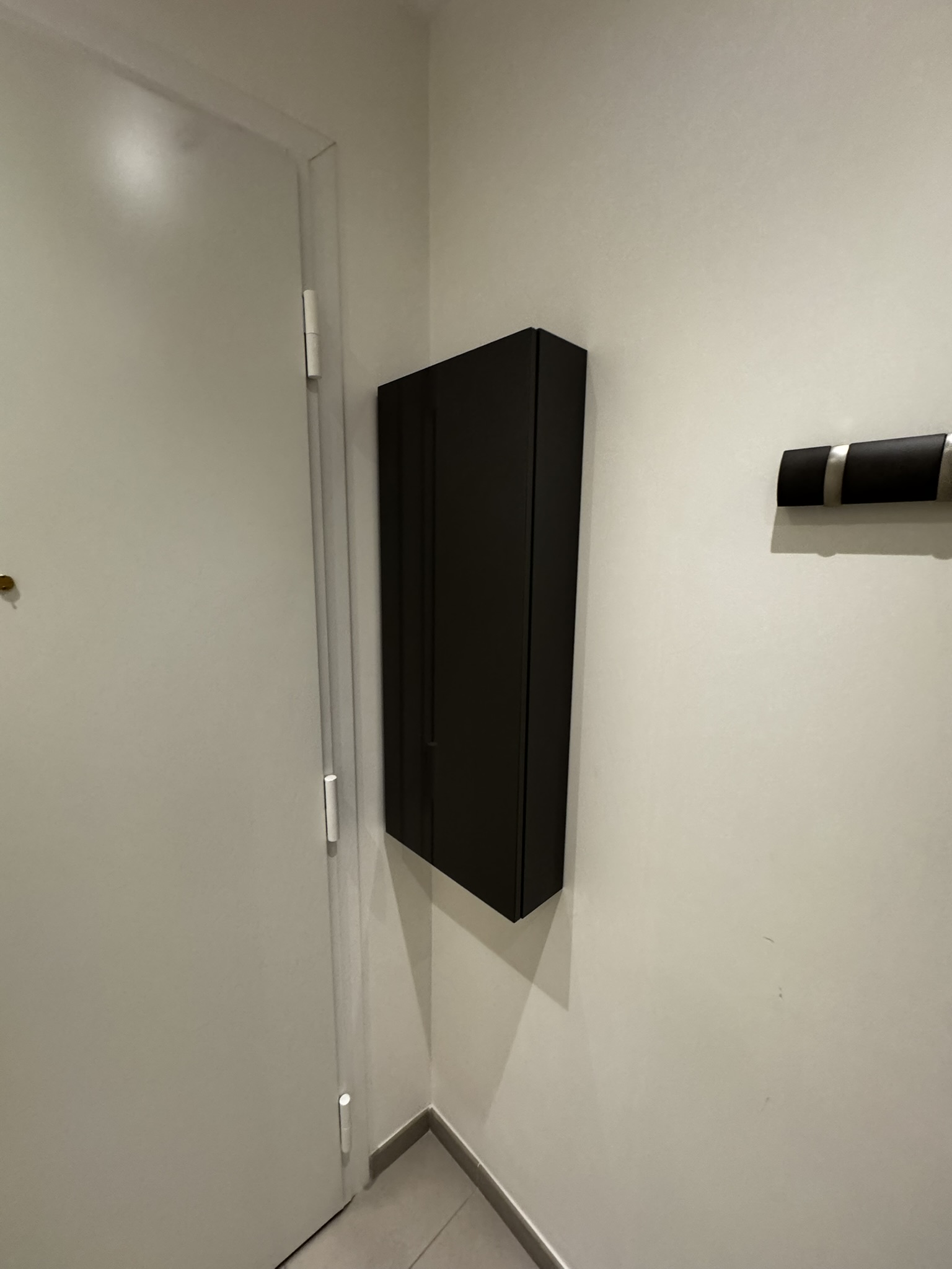 Intégration finale du tableau électrique dans un mobilier discret