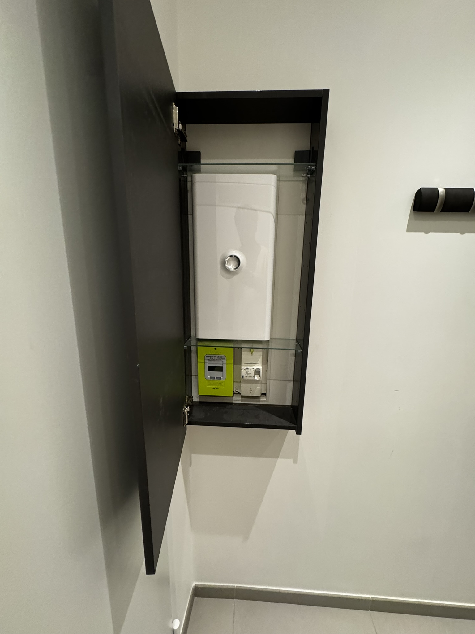 Vue d’ensemble du tableau électrique intégré dans son habillage ouvert