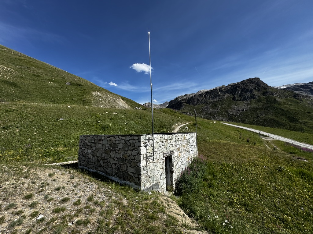 Antenne LoRaWAN installée par VOLTEM sur un site d’altitude à Tignes