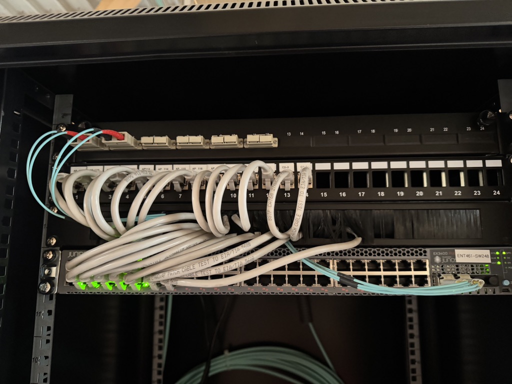 Baie réseau, brassage et switch desservant les points d’accès Wi-Fi