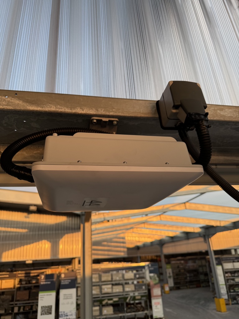 Point d’accès Wi-Fi installé en hauteur dans la zone logistique
